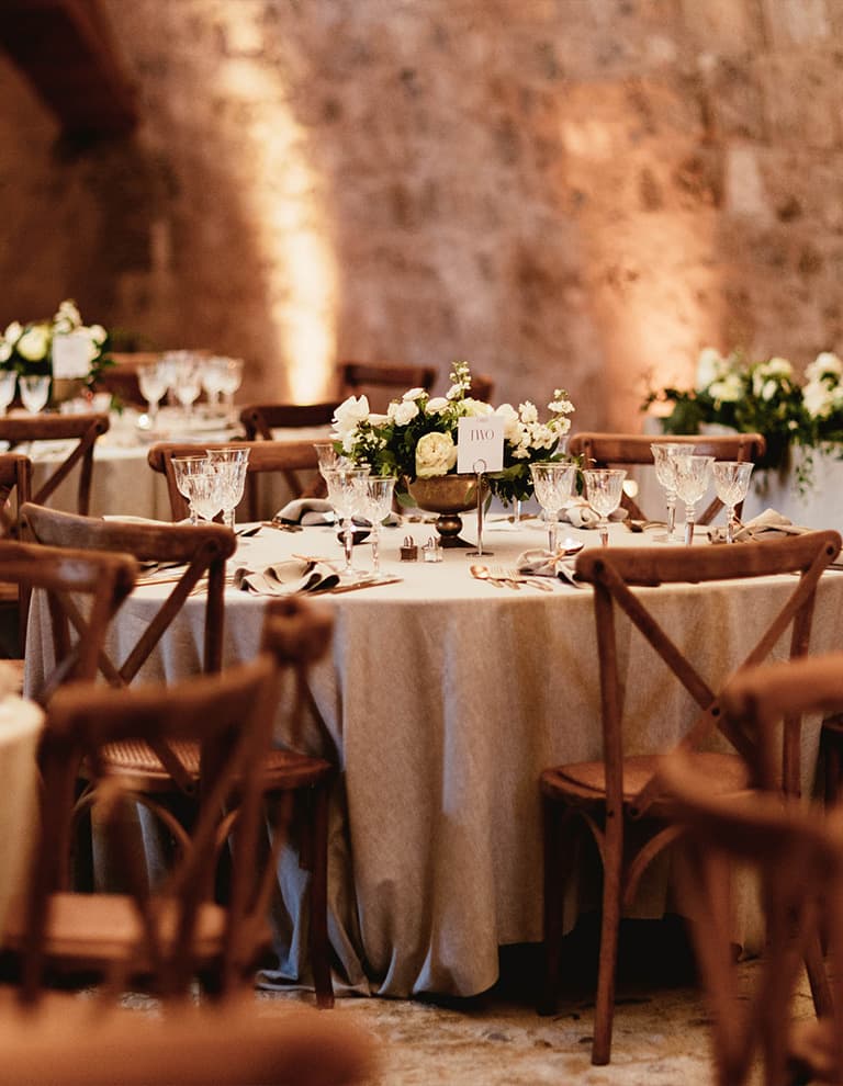 wedding table decor with flowers and glasses