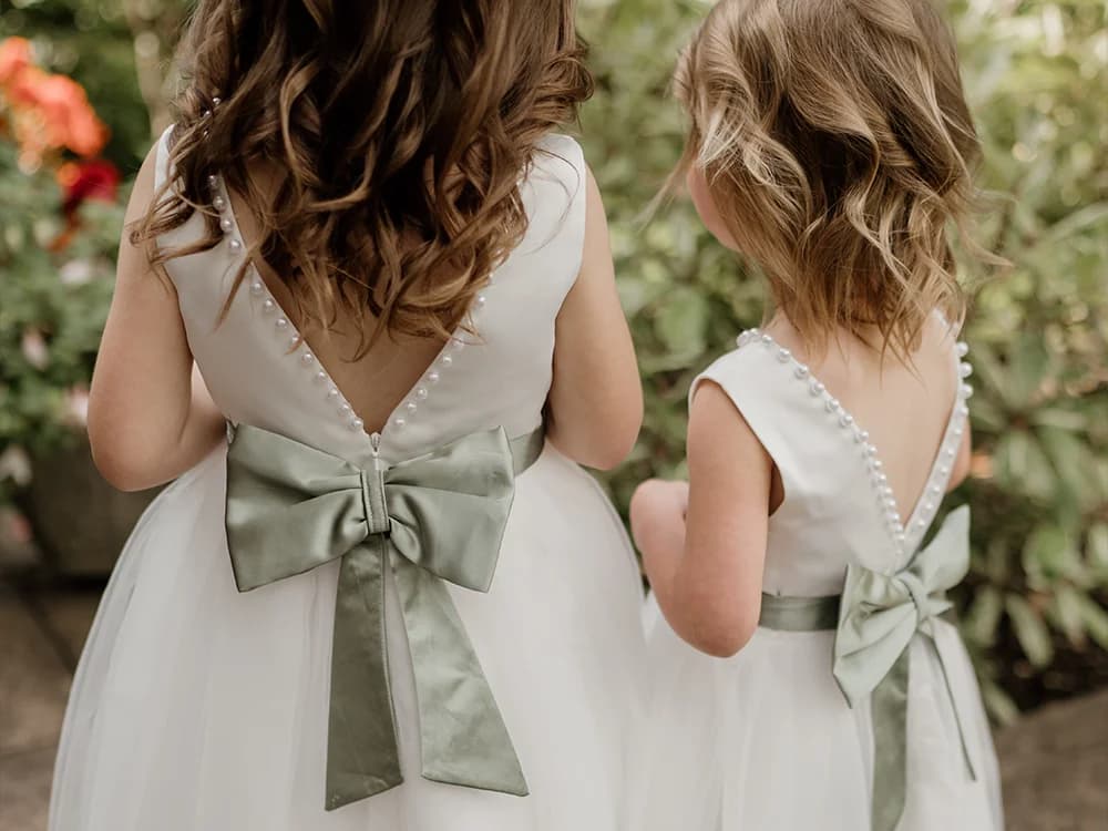 flower girls with bow