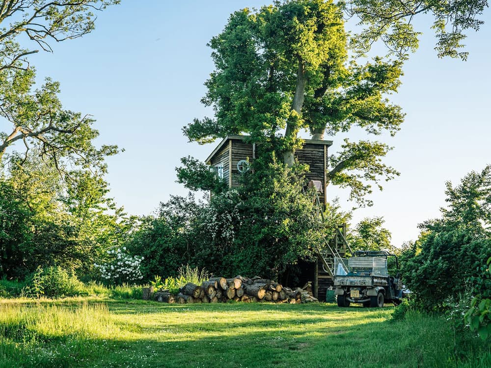 romantic getaway secluded treehouse retreat