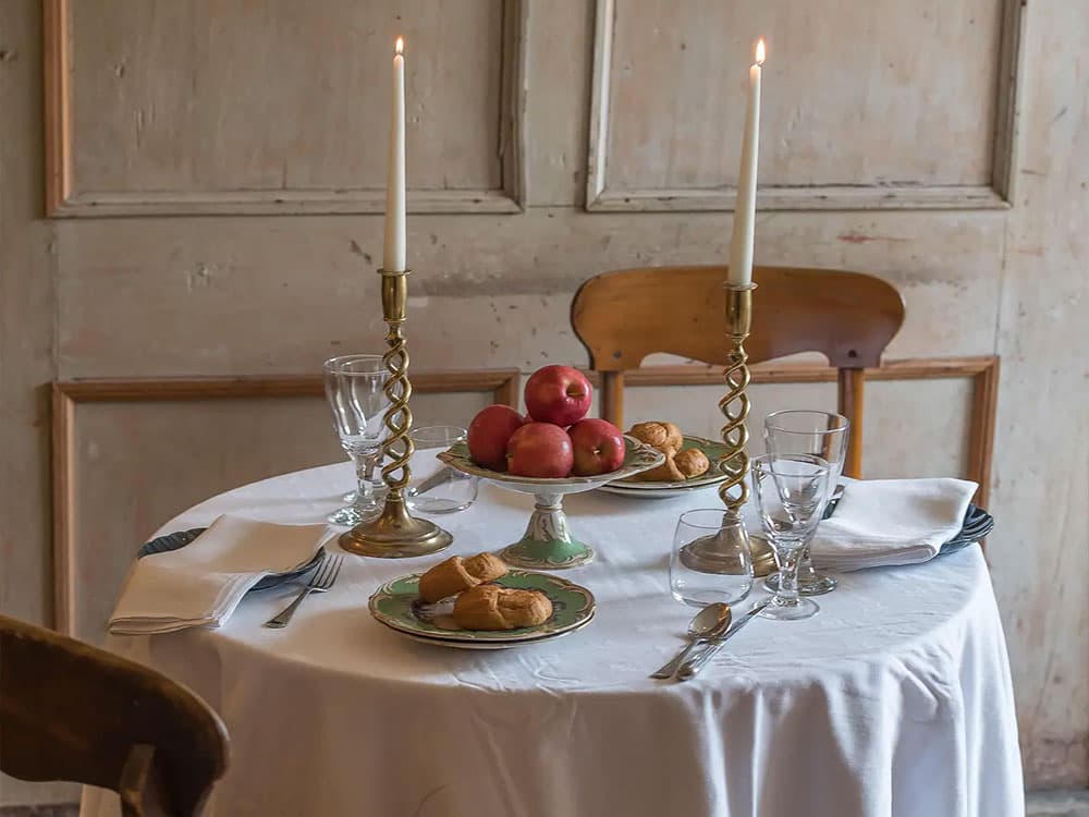 queen mary’s chamber romantic airbnb getaway