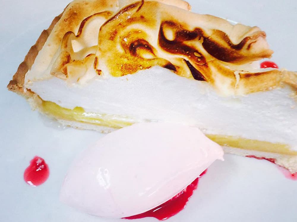 lemon meringue pie with raspberry