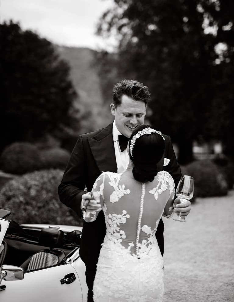 Meighan & Bertie, Lake Como backdrop
