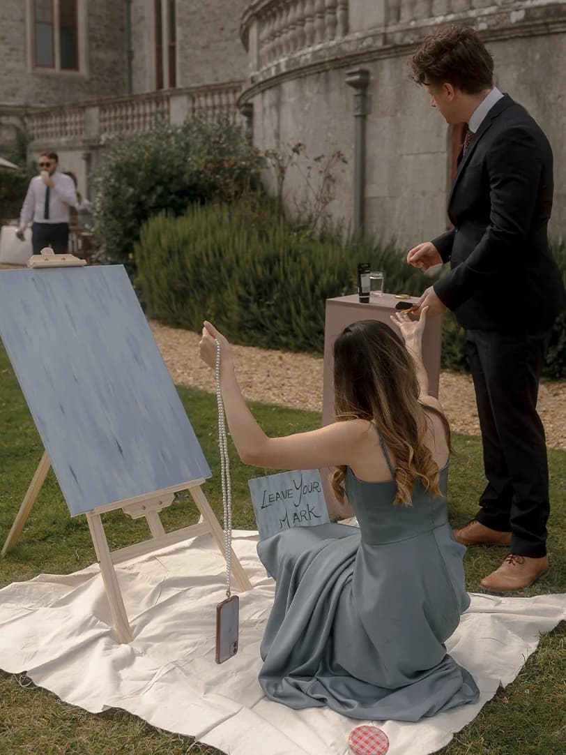 Wedding guests sharing their note through painting